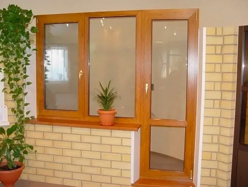 Балконный блок ПВХ с остеклением, отделка стен декоративным кирпичом