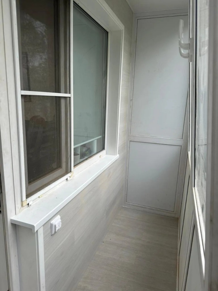Лоджия с белым ПВХ-остеклением, вид изнутри